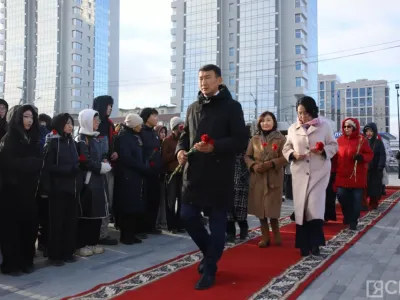 В Якутске возложили цветы к памятнику матери в честь республиканского праздника / Семен Родионов   