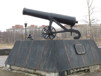 Пушка отливки 1852 г., установленная в июне 1974 г. в честь 200-летия Онежского завода