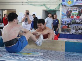 В Нюрбе стартовал отборочный на Игры Манчаары турнир по мас-рестлингу