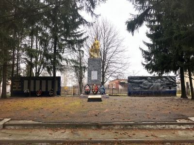 Братская могила воинов Советской Армии, погибших в период Великой Отечественной войны. Захоронено 77 человек, установлено фамилий на 13 человек. Скульптурная группа установлена в 1962 году