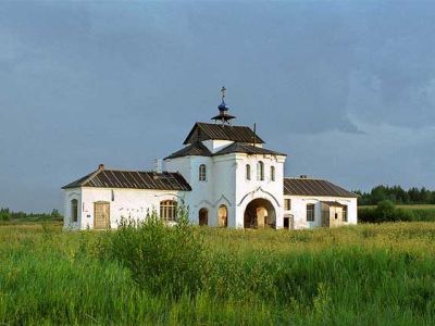 Святые ворота с церковью Иоанна Предтечи