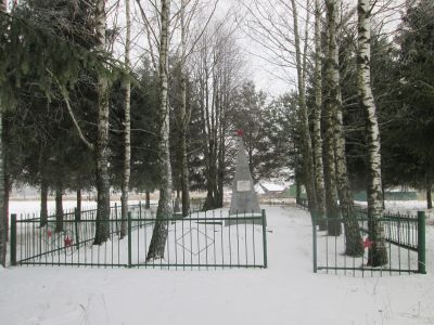 Братская могила советских граждан, казненных гитлеровцами в 1942 г. Установлен обелиск