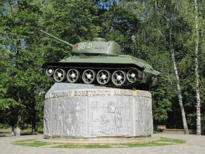 Памятник - танк  - "Т-34", установленный в 1983 году в ознаменование Победы советского народа в Великой Отечественной войне