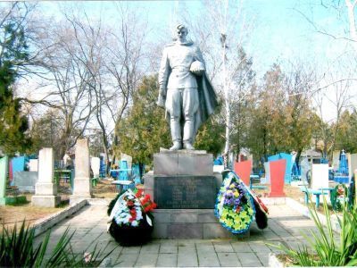 Братская могила советских воинов, погибших в боях с фашистскими захватчиками