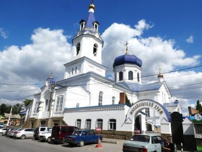 Михайло-Архангельская церковь. Однокупольная, чистый русский стиль