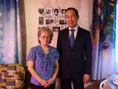 В Оленекском районе глава Якутии встретился с матерью участников СВО