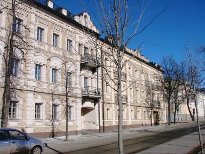 Здание номеров Банарцева, где в 1888 г. неоднократно останавливались писатель-демократ Успенский Глеб Иванович, в 1888 и 1895 гг. писатель Короленко Владимир Галактионович, в 1906 г. работал в портняжной мастерской один из руководителей Казанского комитет