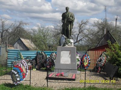 Братская могила советских воинов, погибших в 1941-1943 гг. при освобождении района от немецко-фашистских захватчиков. Захоронено 1197 человек. Установлена скульптура