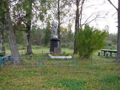 Братская могила  советских  воинов, погибших в боях с фашистами