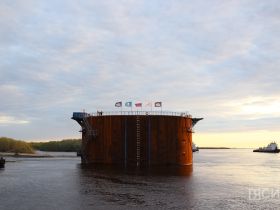 В Якутии вывели первый коффердам Ленского моста в русло реки