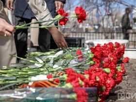 К мемориальной доске воинам-журналистам Якутии возложили цветы