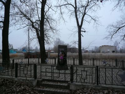 Братская могила советских граждан, расстрелянных гитлеровцами в 1942 году. Установлен памятный знак