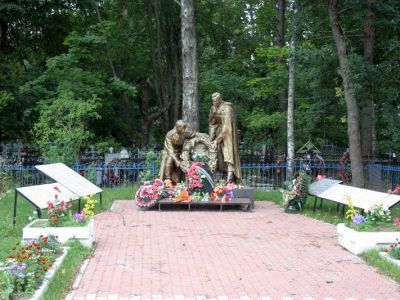 Братское захоронение советских воинов, погибших в 1941-44 гг.