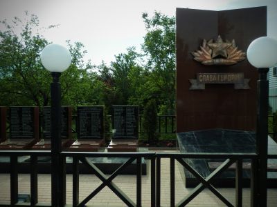 Могила Ф.С. Полуденко, убитого во время коллективизации, и братская могила советских воинов, погибших в боях с фашистскими захватчиками