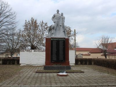 Памятник  (бюст трех вооруженных воинов) погибшим воинам в 1941-1945 гг.