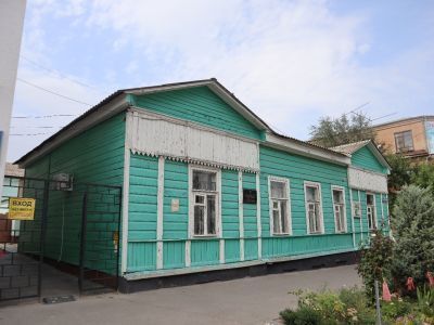 Здание почтовой станции, позже спортклуба "Сокол", где останавливались А.С.Пушкин, М.Ю.Лермонтов