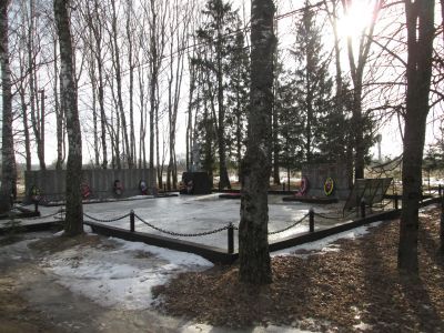 Братская могила 775 воинов Советской Армии, погибших в 1941-1943 гг. в боях с немецко-фашистскими захватчиками. Установлена скульптура