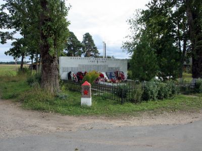 Братское захоронение советских воинов, погибших в 1941-44 гг.