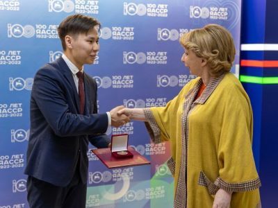 Вице-премьер Якутии вручила памятную медаль президента России #МыВместе Антону Васильеву