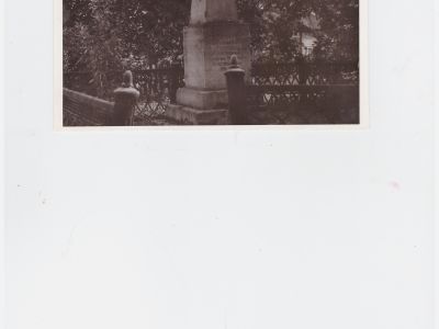 Братская могила партизан, погибших в борьбе с немецко-фашистскими захватчиками в 1942-1943 гг. Установлен обелиск