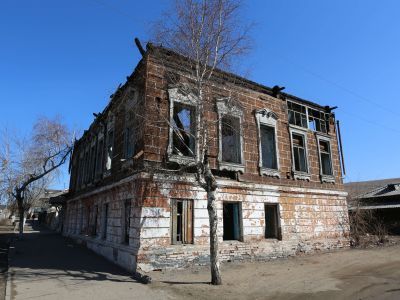 Здание бывшего государственного банка (угол улиц Ленина и Обручева)