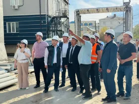 Дмитрий Садовников проверил строительство и ремонт школ в Якутске