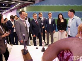 Юрий Трутнев посетил выставку креативных продуктов в Якутске