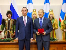 Айсен Николаев вручил государственные награды отличившимся якутянам