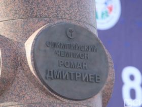 В Якутске общественность возложила цветы к памятнику Роману Дмитриеву