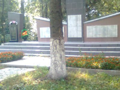 Братская могила 88 советских воинов, погибших в 1941 и 1943 гг. в боях с немецко-фашистскими захватчиками