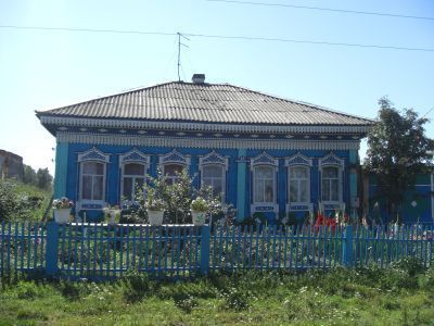 Деревянный дом В.А.Полторацкой, построен в 1914 году плотником И.Шалыгиным, украшен богатой глухой и пропильной резьбой