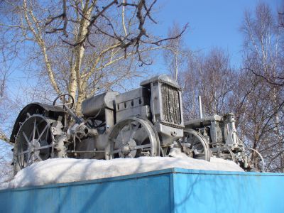 Памятный знак в честь первой машинно-тракторной станции на Сахалине