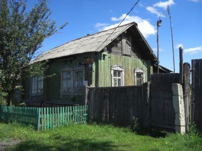 Деревянный дом конца XIX века с богатой пропильной и глухой резьбой по наличникам и карнизам, ранее галантерейная лавка, затем клуб, ныне правление колхоза "Авангард"