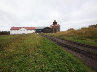 Храм во имя Святой Троицы, 1880-1884 годы, архитектор Г.Введенский, с колокольней XVIII - XIX века (руины), трапезной XVII - XVIII века (руины), келейным корпусом, 1801-1803 годы