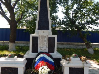 Братская могила советских воинов, погибших при защите и освобождении от немецко-фашистских захватчиков с. Александровка