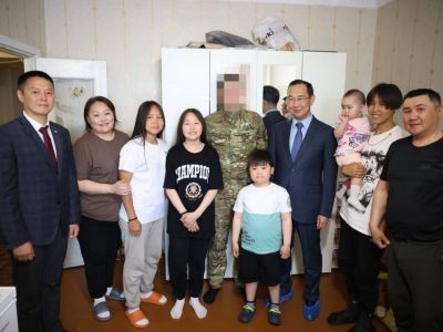 В Булунском районе глава Якутии навестил семью участника СВО