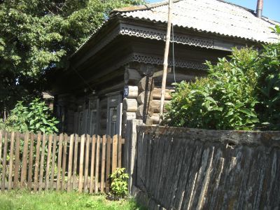 Деревянный жилой дом П.Г.Баянова конца XIX века с резным декором наличников на мотив "веера" и резными воротами