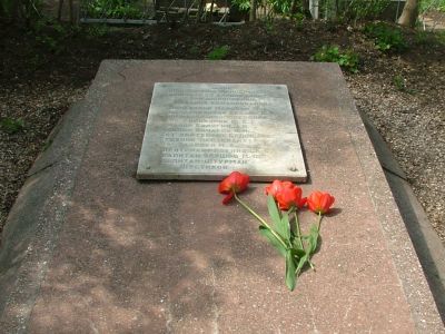 Братская могила 10 офицеров Ейского авиаучилища, погибших при исполнении служебных обязанностей