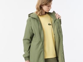 Женская длинная парка Lacoste с капюшоном и боковым клапаном на пуговицах