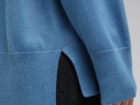 Джемпер с воротником-стойкой и спущенным плечом