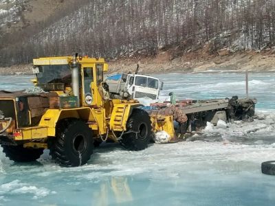 В Якутии из-за наледей затруднено движение на некоторых автозимниках