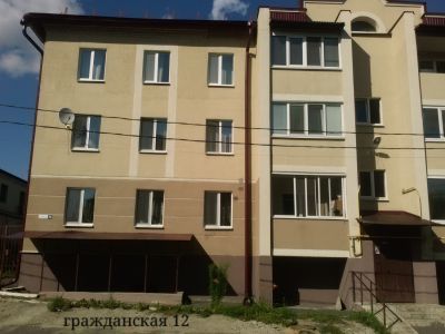 Угловой дом с кованным козырьком