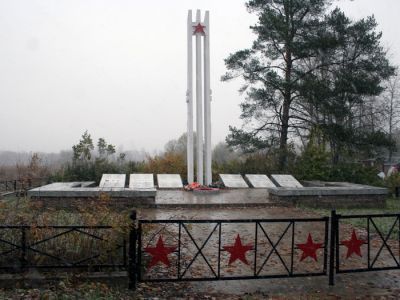 Братское захоронение партизан и советских воинов, погибших в 1919 г. и в 1944 г.