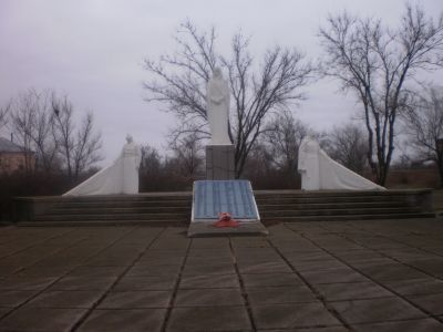 Братская могила советских воинов, погибших в годы гражданской и Великой Отечественной войны