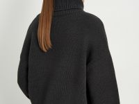 Джемпер с воротником-стойкой и объемными рукавами