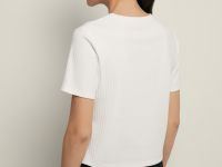 Приталенная футболка в рубчик