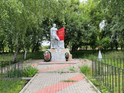 Братская могила воинов Советской Армии, погибших в период Великой Отечественной войны. Захоронено и установлено фамилий на 67 человек. Скульптура установлена в 1964 году