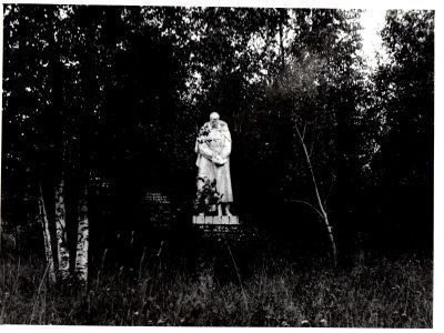 Братская могила советских воинов, погибших в боях с фашистами