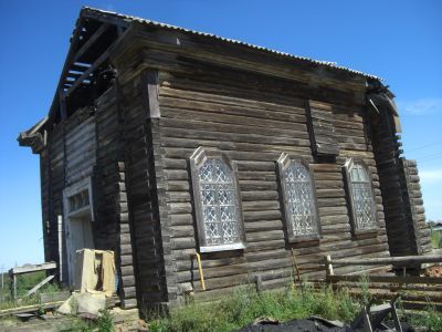 Деревянная церковь, построенная до 1941 года без куполов с хорошо сохранившимися основными объемами, решеткой художественного литья, ныне склад сельмага
