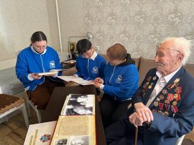 В Якутске волонтеры Победы навестили ветерана Великой Отечественной войны